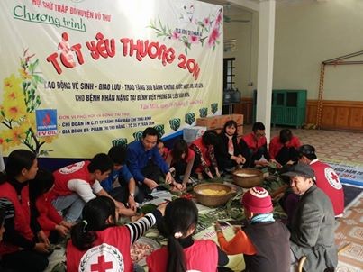 Poor people nationwide receive support for Tet - ảnh 1